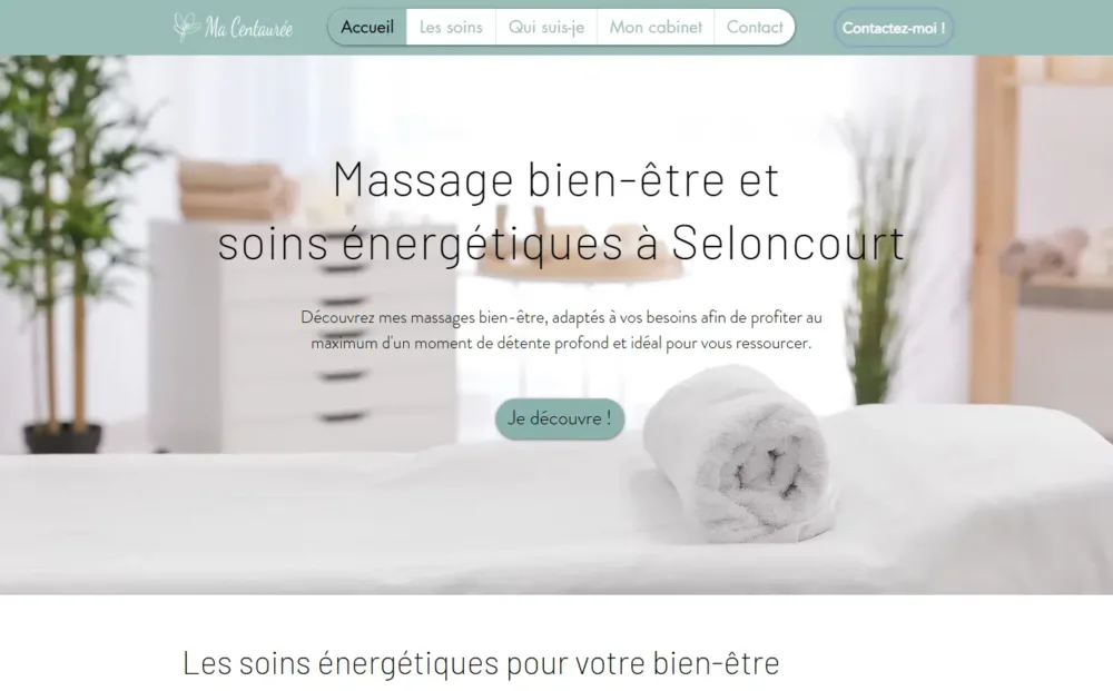 Capture d'écran de la page d'accueil de Solène, fondatrice de Ma Centaurée. On y voit le menu, une page de couverture avec un texte incitant à découvrir ses prestations. Site développé par Baptiste Weickert, consultant SEO et automatisation marketing