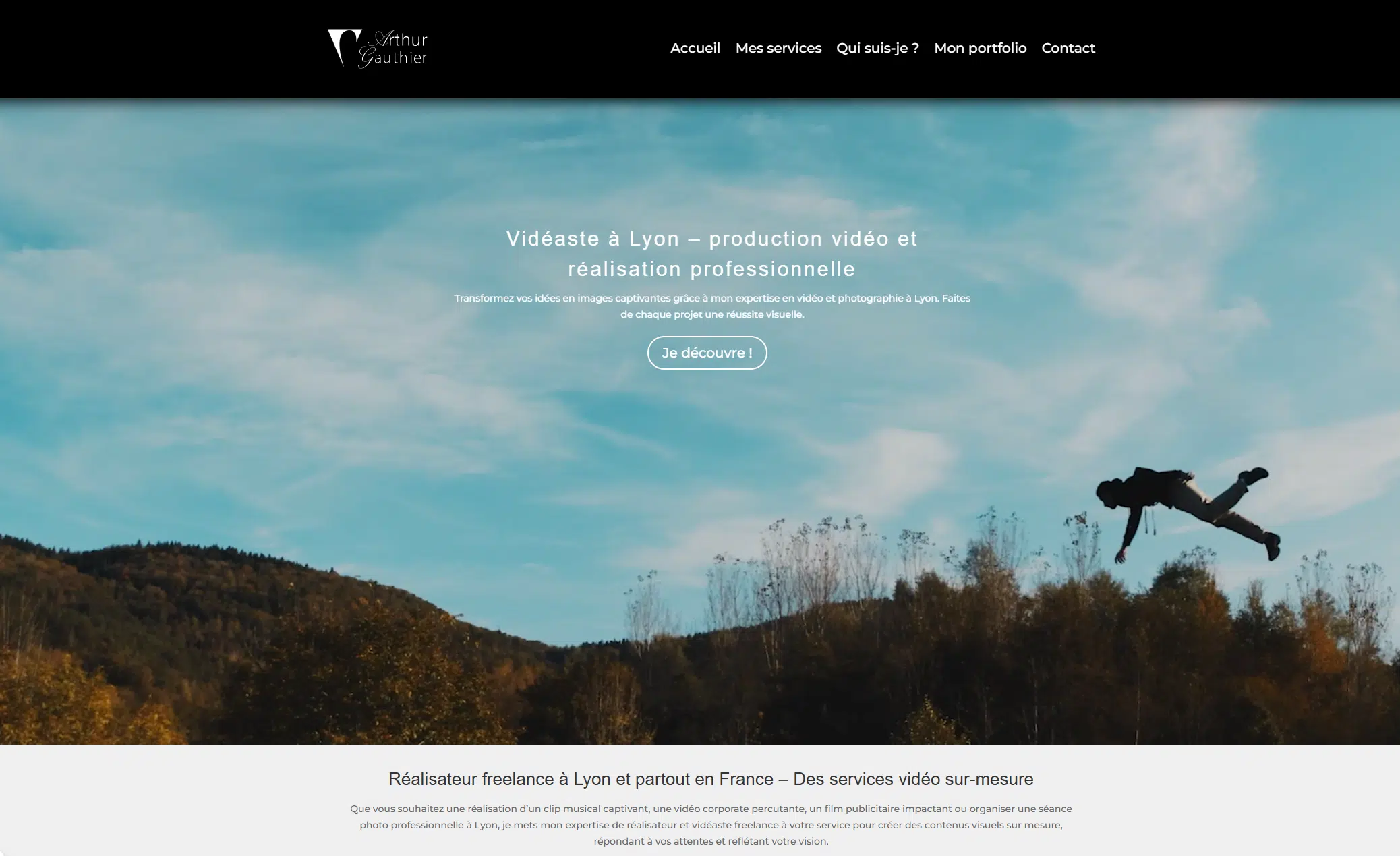 Page d'accueil du site web de Arthur Gauthier, réalisateur et vidéaste à Lyon. On y voit son menu ainsi qu'une vidéo en fond d'écran pour montrer son travail. Il a bénéficié d'un accompagnement SEO à Lyon.