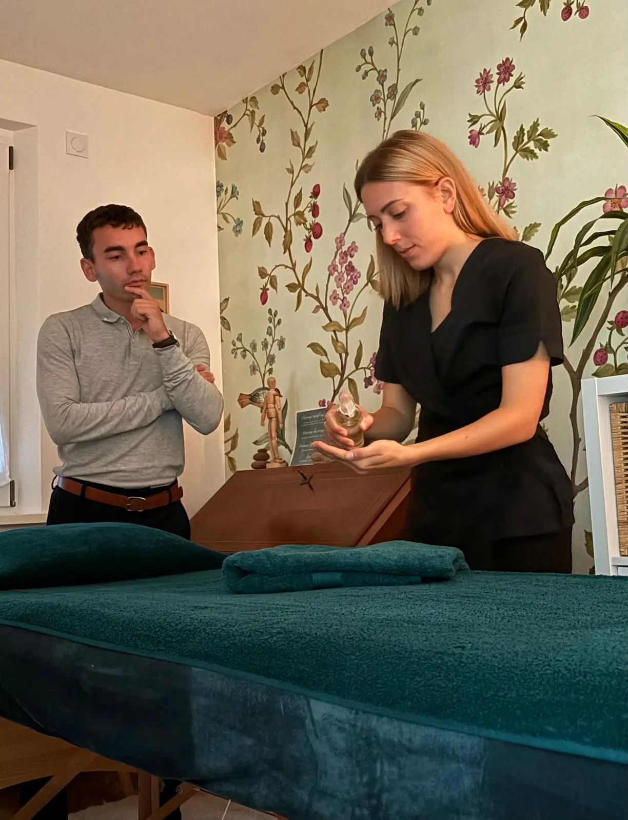 Solène de Ma Centaurée, m'explique comment elle utilise les huiles essentielles pour ses massages.
